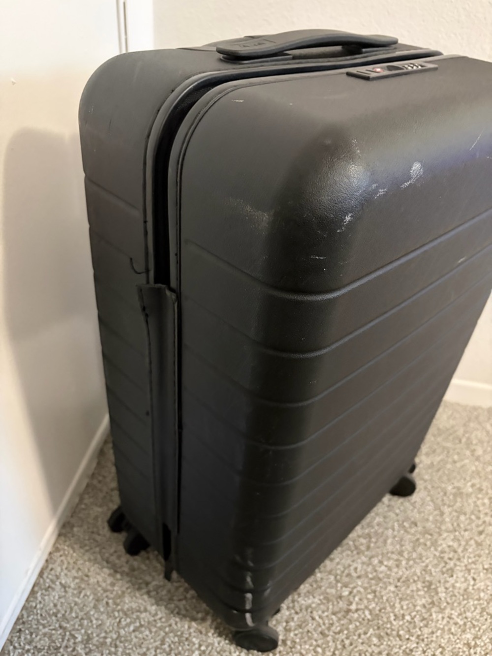 Away Black Hardside Bigger Carry On - Picture 2 of 4